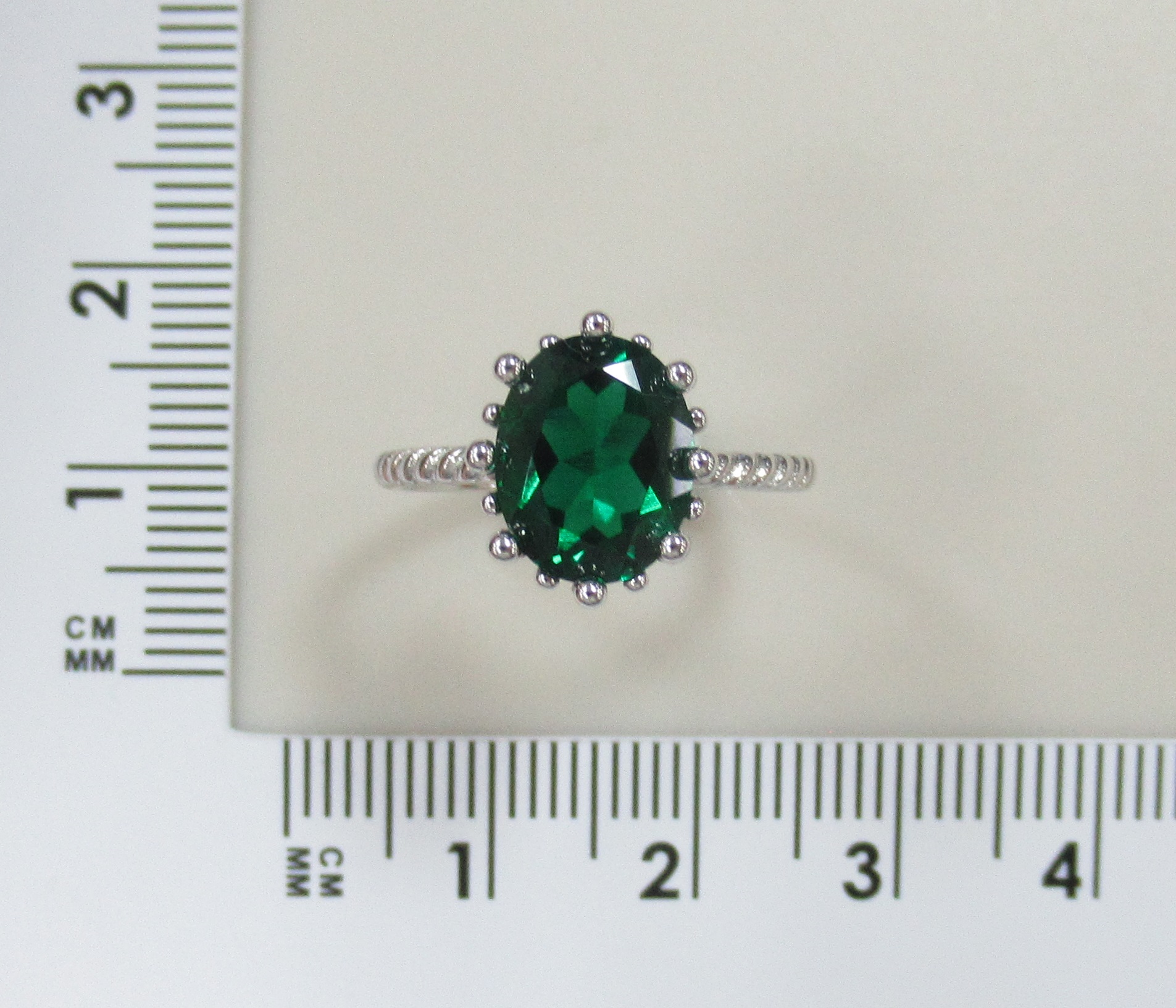 Серебряное кольцо с выращенным изумрудом